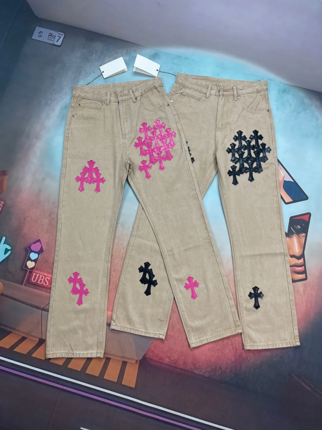 🅿️280 🔘Style No.-KL177 🔘Cro Heart𝐂𝐡𝐫𝐨𝐦𝐞 𝐇𝐞𝐚𝐫𝐭 25FW CH hardware rivets plain version khaki patchwork leather jeans* Limited edition, super rare! It uses Levi's 23301 base plate, and the fabric is yarn-densified thickened thick left twill denim, which is strong and textured. The cross pink leather plaque on it is so eye-catching, and the hardware is electroplated silver military pattern horseshoe buttons, which are exquisite and durable. The washing process took dozens of attempts to achieve such beautiful results. They are made with great care, one pair of pants takes a month, 23 pieces of leather are used, and the threads are hand-sewn and threaded. They are extremely perfect. And it’s the same style for men and women, so whoever wears it will look better! The matching suggestions are as follows: Dark Gothic style: Pair the upper body with a black lace see-through top, a black leather short jacket, black thick-soled Martin boots, and silver Gothic accessories, such as cross necklaces and bracelets, to complete the dark Gothic style. Street hip-hop style: Wear a loose white hooded sweatshirt, tuck the corner of the sweatshirt into your pants, pair it with a pair of colorful sneakers, such as Nike's AJ series, and wear a baseball cap of the same color, which is full of street hip-hop style. Cool and functional style: Wear a black quick-drying jacket inside, wear a multi-pocket functional jacket on the outside, carry a large-capacity functional bag, and wear a pair of tactical boots. You can easily achieve cool and functional style.  Size: S M L XL (28.30.32.34) Color: Khaki Black Khaki Pink
